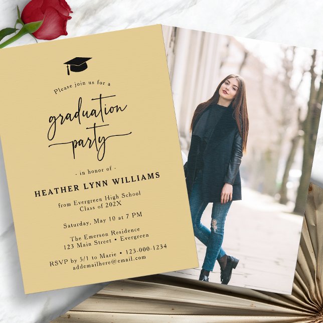 Gold Black Abschluss Foto Einladung (Gold Black Graduation Party Photo Invitation by Painted Paperie
)