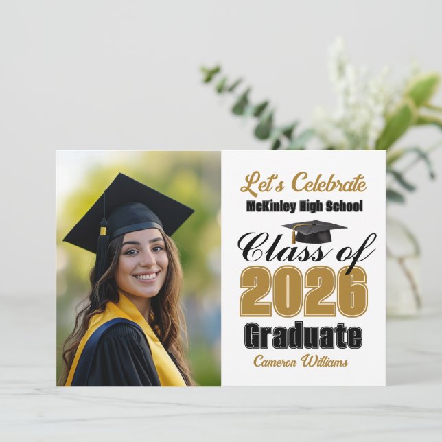 Gold Black Class of 2026 Photo Graduation Party Einladung (Stehend Vorderseite)