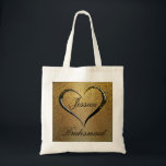 Gold Black Confetti Heart Wedding Welcome Tote Bag Tragetasche<br><div class="desc">Herrliche luxuriöse Begrüßungstasche für eine Brautjungfrau. Alles beginnt mit einem tiefen goldenen Hintergrund, der von der Mitte leuchtet. Ein kühner Wirbel eines romantischen Herzens umrahmt ihren Namen und das Wort Brautjungfrau ist unten geschrieben. Ein extravaganter schwarzer Schriftart ergänzt das formale Drama. Gold Konfetti wird über das Design, um den Glamour...</div>