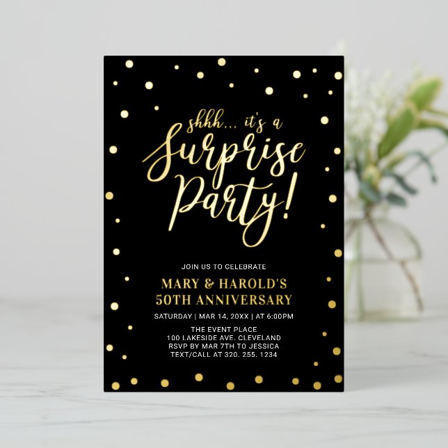 Gold & Black Confetti Überraschung Jubiläum Party Folieneinladung (Stehend vorne)