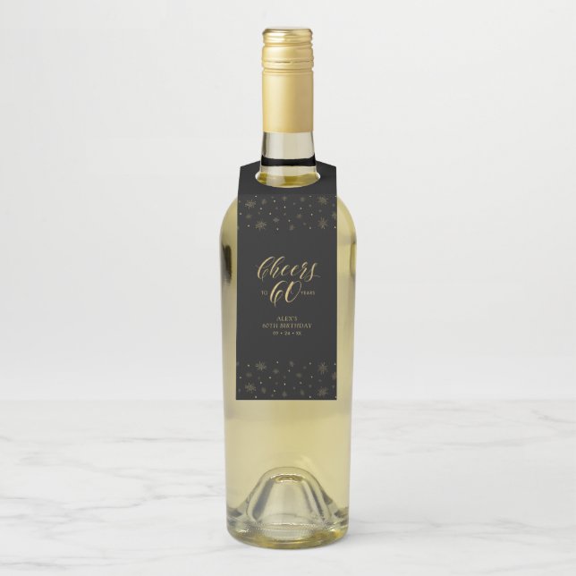 Gold & Black Elegant Script Cheers 60. Geburtstag Flaschenanhänger (Auf Flasche)