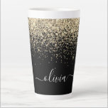 Gold Black Glitzer Script Monogram Girlaname Milchtasse<br><div class="desc">Schwarze und goldene Imitate Foil Metallic Sparkle Glitzer Script Monogram Name Latte Coffee Cup Tasse. Das macht den perfekten 16 Geburtstag,  Hochzeit,  Brautparty,  Jubiläum,  Babydusche oder Junggeselinnen-Abschied Geschenk für jemanden,  der Lieben glamourösen Luxus und schicke Stile.</div>