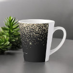 Gold Black Glitzer Script Monogram Girlaname Milchtasse<br><div class="desc">Schwarz und Gold Sparkle Glitzer Script Monogram Name Latte Coffee Cup Tasse. Das macht den perfekten 16 Geburtstag,  Hochzeit,  Brautparty,  Jubiläum,  Babydusche oder Junggeselinnen-Abschied Geschenk für jemanden,  der Lieben glamourösen Luxus und schicke Stile.</div>