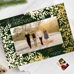 Gold Botanische Klassik Frohe Weihnachtszeit Foto Folien Feiertagskarte<br><div class="desc">***Dieses Design ist Teil einer Weihnachtssammlung*** Tauchen Sie ein in eine Welt zeitloser Eleganz mit meiner "Enchanting Classic Elegance" Weihnachtskollektion. Tauchen Sie ein in die wohlhabenden, dunklen smaragdgrünen Grüntöne und die subtilen grün-gelben Farbtöne, die an Blätter, Heiligenbäume und Kiefern erinnern und perfekt durch den Reiz kleiner roter Beeren ergänzt werden....</div>