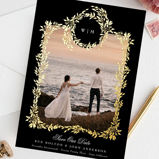 Gold Botanisches Wappen Monogram Tuxedo Foto Gerah Folieneinladung (Von Creator hochgeladen)