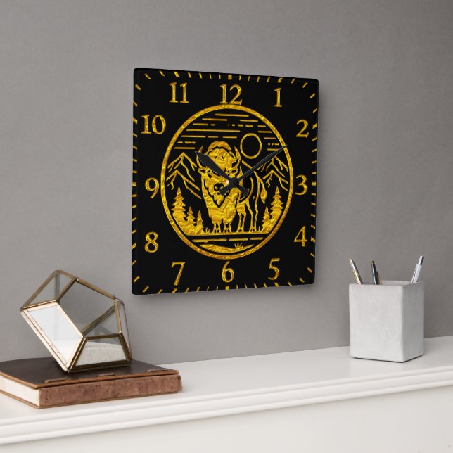 Gold Buffalo steht majestätisch in der Natur Quadratische Wanduhr (Büro)