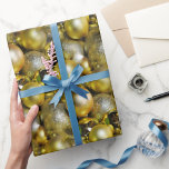 Gold Christmas Baubles Geschenkpapier<br><div class="desc">Ein glänzendes, goldenes Weihnachtsblatt mit festlichen goldenen Weihnachtsbaumdekorationen und Bausteinen, um Ihrem Weihnachtsgeschenk, das diese Weihnachtszeit begleitet, etwas Glanz und Glamour zu verleihen.</div>