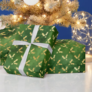 Gold Christmas Holly on Green Geschenkpapier