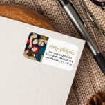 Gold Christmas Script Typografy Foto Return Adressaufkleber<br><div class="desc">Fügen Sie Ihrem Urlaub und Ihrer Weihnachtskorrespondenz eine persönliche und einzigartige Touch mit unserem modernen stilvollen "Frohe Weihnachten"-Adressetikett in der klassischen goldenen Farbsignatur Typografie und einem vertikalen Portrait-Foto hinzu</div>