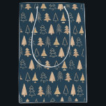 Gold Christmas Trees Midnight Blue Mittlere Geschenktüte<br><div class="desc">Ein klassisches Design mit goldenem Weihnachtsbaummuster vor marineblau-blauem Hintergrund. Ideal für all Ihre Geschenke in dieser Urlaubszeit.</div>