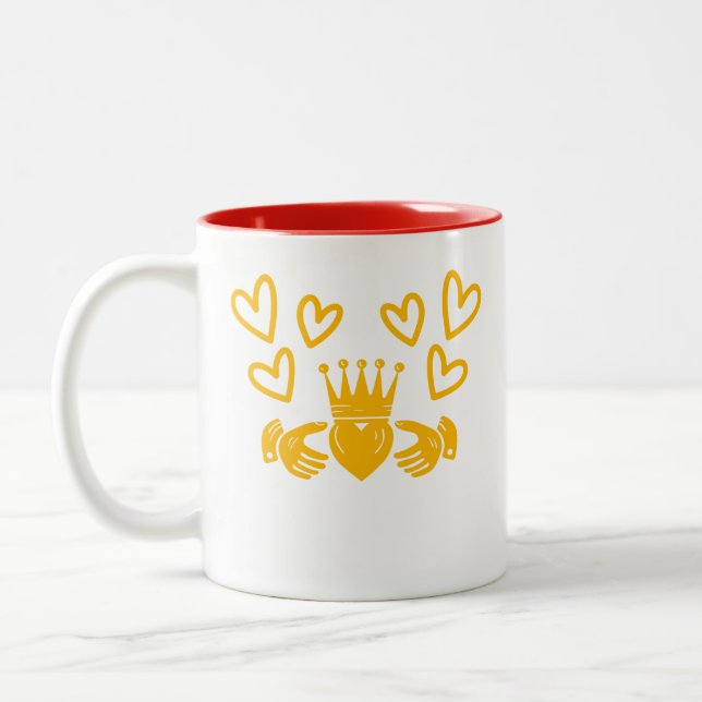 Gold Claddagh Ring Coffee Mug Zweifarbige Tasse (Links)