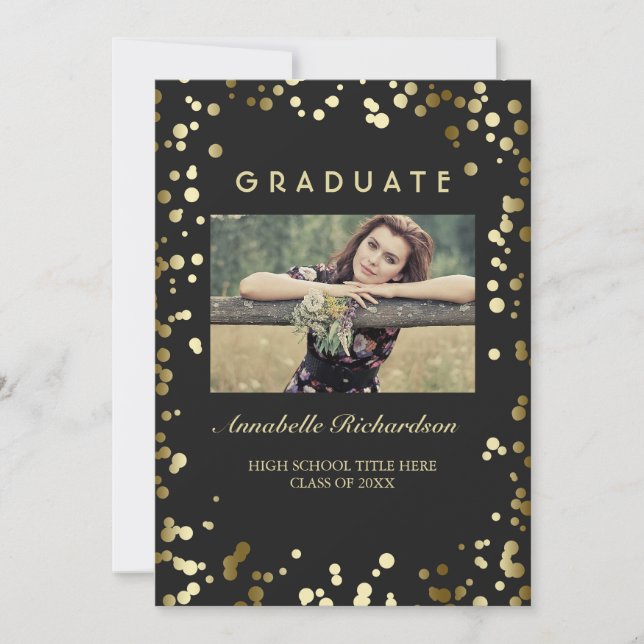Gold Confetti Dots Black Elegantes Foto Abschluss Einladung (Vorderseite)