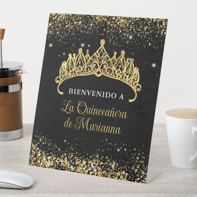 Gold Confetti Quinceanera Tiara Sockelschild (In Situ)