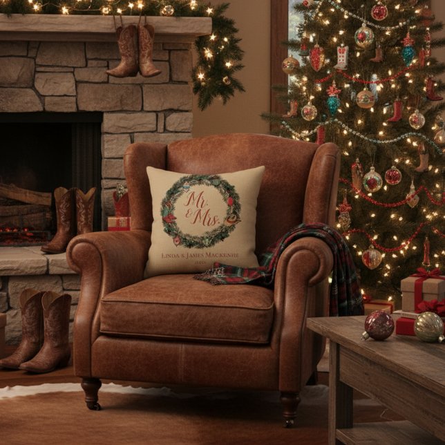 Gold Country Wedding Mr. and Mrs. Christmas Kissen (Western Gold Mr & Mrs Christmas Throw Pillow. Pine Wreath with Vintage Ornaments, Cowboy Hat, Boots)