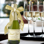 Gold & Cream Wedding Danke Mini<br><div class="desc">Diese kleinen Schaumweinflaschen-Etiketten machen Ihre Hochzeitsfeier noch festlicher. Sie zeichnen sich durch ein schlichtes, aber dennoch elegantes Design aus, das mit goldfarbenem Imitat auf einem cremefarbenen Hintergrund mit einer blühenden Goldfolie versehen ist. Der Text lautet: Vielen Dank für das Fest mit uns mit Räumen, um die Namen der Hochzeitspaar und...</div>