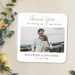 Gold Custom Wedding Untersetzer Gefallen mit Foto<br><div class="desc">Dieser schlichte Untersetzer bietet Dankesworte über Ihrem Lieblings-Foto und Ihren Vornamen und das Datum darunter. Wir haben ein warmes, modernes Drehbuch für "Danke" gewählt und "für die gemeinsame Nutzung unseres besonderen Tages" hinzugefügt, wobei diese Linie durch die Schleife des "Y" getrennt ist und ihren entspannten, intimen Charme verstärkt. Diese Botschaft...</div>