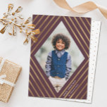 Gold Diamond Streifen Rahmen Foto Weihnachten<br><div class="desc">Versenden Sie stilvolle Urlaubssegmente mit diesen wunderschönen Weihnachtsfotokarten, die mit Imitaten goldene Streifen versehen sind und einen rautenförmigen Rahmen um Ihr Foto bilden! Der Hintergrund ist ein tiefes Mauve - lass mir bitte, ob du diese Karte in einer anderen Farbe sehen möchtest! - Tracey unter orabellaprints@outlook.com. Die Rückseite enthält ein...</div>