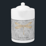 Gold Dragonfly Damask Teapot<br><div class="desc">Genießen Sie Ihren Tee mit einem Personalisierten Teekessel aus Gold Dragonfly Damask. Das Teekessel-Design zeichnet sich durch eine farbenfrohe Libelle gegen ein elegantes,  Vintages,  graues Damastmuster aus. Zusätzliche Geschenkartikel in diesem Design sowie eine Vielzahl von Farben.</div>