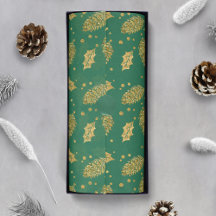 Gold Effect Pine Cones auf Green