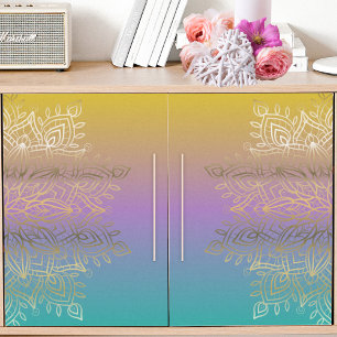 Gold Filigree Intricate Mandala auf Pastel Rainbow Seidenpapier