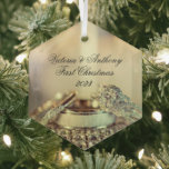 Gold First Christmas Together Date Rings Elegante Ornament Aus Glas<br><div class="desc">Schönes und elegantes Glas geschliffene Ornament,  "Erste Weihnachten. Hänge das auf den Baum,  um sich an das erste Weihnachten zusammen zu erinnern. So ein großartiges Gedächtnis zu machen.</div>