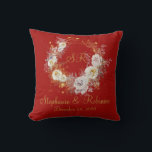 Gold Floral Monogram On Red Christmas Kissen<br><div class="desc">Gold florale Monogramm auf Red Christmas Wedding Throw Kissen. Großartiges Geschenk für frische Weds. Einfache Anpassung der Bräutigamen,  Initialen und Hochzeitstermin. Bestelle noch heute!</div>