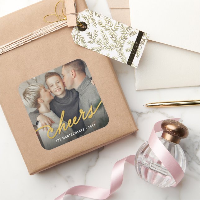 Gold Foil Cheers Calligraphy Script Foto Holiday Quadratischer Aufkleber (Schenken)
