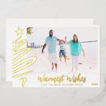 Gold Foil Family Beach Weihnachtsbaumkarte Folien Feiertagskarte<br><div class="desc">Senden Sie herzliche Wünsche mit diesem vergoldeten Familienstrand Foto Weihnachtskarte! Wir haben dieses Design sehr einfach gemacht, um mit fast jedem Landschaftsstrand-Foto gut zu arbeiten - fügen Sie einfach Ihre eigenen Strandbilder ein und personalisieren Sie mit Ihrem Namen und Datum. Diese vollständig anpassbare reale Folie minimalistisch und modern gestaltet von...</div>