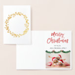Gold Foil Frohe Weihnachtsgarland Foto-Karte Folienkarte<br><div class="desc">Gold Foil Weihnachtskranz Hand Briefe Script Garland Foto Card. Foto und Text dieser Weihnachtskarte können mit Ihrem Foto und Namen aktualisiert und angepasst werden. Diese Karte zeigt Ihren Namen auf der Innenseite der Gold Foil Weihnachtskarte an.</div>