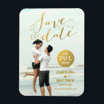 Gold Foil Glamour | Foto Zeitschrift speichern Magnet<br><div class="desc">(Printeffekt) Handschrift für Glamour mit Goldfolie | Foto Speichern Sie das Datumsfenster. Elke Clarke© Abrufbar unter www.zazzle.com/monogramgallery. Modernes minimalistisches Foto-Overlay-Design mit den Worten "Save the Date" in Goldschrift. Ein goldener Punkt für das Hochzeitstermin und Goldtext für die Braut- und Bräutigam-Namen und Informationen zur Hochzeitsankündigung wie Ihre Hochzeitswebsite. Goldfolie ist ein...</div>