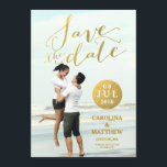 Gold Foil Glamour | Save the Date Foto<br><div class="desc">Handschrift für Glamour mit Gold Foil | Foto Save the Date Karte. Elke Clarke© Abrufbar unter www.zazzle.com/monogramgallery. Modernes minimalistisches Foto-Overlay-Design mit den Worten "Save the Date" in Goldschrift. Ein goldener Punkt für das Hochzeitstermin und Goldtext für die Braut- und Bräutigam-Namen und den Informationstext zur Hochzeitserklärung. Goldfolie ist ein gedruckter Foto-Effekt....</div>