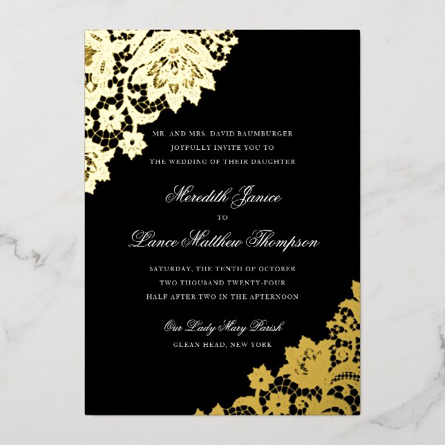 Gold Foil Lace Black and Gold Script Wedding Foil Folieneinladung (Vorderseite)