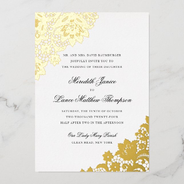 Gold Foil Lace Black and Gold Script Wedding Folieneinladung (Vorderseite)