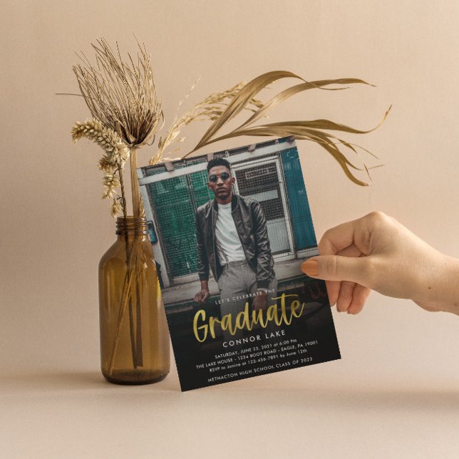 Gold Foil Moderne Grad Party 2 Photo Invitation (Créateur téléchargé)