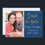 Gold Foil & Navy Blue Save the Date Foto<br><div class="desc">Handgeschriebene Imitate Gold Foil & Navy Blue Save the Date Fotokarte.Die Save the Date Fotokarte kann so verändert werden,  dass sie Ihren Namen und Ihr Foto enthält. Diese Fotokarte hat ein Bild auf der Vorderseite,  das ausgetauscht werden kann.</div>