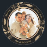 Gold Foliage Family Foto Black Christmas Runder Aufkleber<br><div class="desc">Modernes Calligraphie Black and Gold Family Foto Frohe Weihnachtsschrift Classic Round Sticker. Dieses festliche Foto-Urlaubsprojekt verfügt über ein hübsches Imitat goldgelben botanischen goldenen Blätter mit Beeren,  Familienname und Jahr in Gold auf schwarzem Hintergrund.</div>
