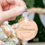 Gold Frills auf Coral Peach Bridesmaid Hochzeitsge Schlüsselanhänger<br><div class="desc">Diese Schlüsselanhänger sind so konzipiert, dass sie den Hochzeitsjungfrauen bei ihrer Hochzeitsfeier einen Vorzug geben. Sie zeichnen sich durch ein schlichtes und dennoch elegantes Design aus, das mit einem hellen, orangefarbenen Hintergrund aus Korallenpfirsich, goldenen Schriftzeichen und einem glänzenden goldenen Imitat mit einer blühenden Rahmen versehen ist. Der Text sagt "Bridesmaid"...</div>