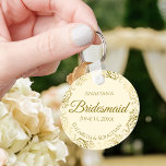 Gold Frills auf Cream Bridesmaid Hochzeitsgeschenk Schlüsselanhänger<br><div class="desc">Diese Schlüsselanhänger sind so konzipiert, dass sie den Hochzeitsjungfrauen bei ihrer Hochzeitsfeier einen Vorzug geben. Sie zeichnen sich durch ein schlichtes und dennoch elegantes Design aus, das mit einem Elfenbein oder cremefarbenen Hintergrund, einer goldenen Schriftzeichen und einem glänzenden goldenen Imitat mit einer blühenden Rahmen versehen ist. Der Text sagt "Bridesmaid"...</div>