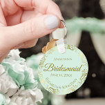 Gold Frills auf Mint Green Bridesmaid Hochzeitsges Schlüsselanhänger<br><div class="desc">Diese Schlüsselanhänger sind so konzipiert, dass sie den Hochzeitsjungfrauen bei ihrer Hochzeitsfeier einen Vorzug geben. Sie zeichnen sich durch ein schlichtes und dennoch elegantes Design aus, das mit einem hellgrün geprägten Hintergrund, goldenen Schriftzeichen und einem glänzenden goldenen Imitat mit blühenden Rahmen versehen ist. Der Text sagt "Bridesmaid" mit Platz für...</div>