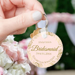 Gold Frills auf Pink Bridesmaid Hochzeitsgeschenk Schlüsselanhänger<br><div class="desc">Diese Schlüsselanhänger sind so konzipiert, dass sie den Hochzeitsjungfrauen bei ihrer Hochzeitsfeier einen Vorzug geben. Sie zeichnen sich durch ein schlichtes und dennoch elegantes Design aus, mit einem hellrot-rosa Hintergrund, goldenen Schriftzeichen und einem glänzenden goldenen Imitat mit blühenden Rahmen. Der Text sagt "Bridesmaid" mit Platz für ihren Namen, die Namen...</div>