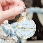 Gold Frills on Bale Blue Bridesmaid Hochzeitsgesch Schlüsselanhänger<br><div class="desc">Diese Schlüsselanhänger sind so konzipiert, dass sie den Hochzeitsjungfrauen bei ihrer Hochzeitsfeier einen Vorzug geben. Sie zeichnen sich durch ein schlichtes und dennoch elegantes Design aus, das mit einem hellen, pulverblauen Hintergrund, goldenen Schriftzeichen und einem glänzenden goldenen Imitat mit blühenden Rahmen versehen ist. Der Text sagt "Bridesmaid" mit Platz für...</div>