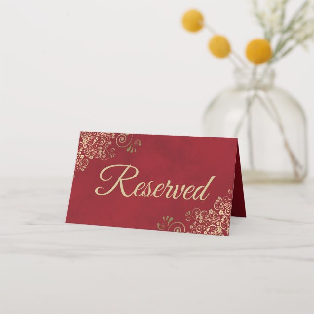 Gold Frills on Lush Red Elegant Wedding Reserviert Platzkarte (Rückseite)