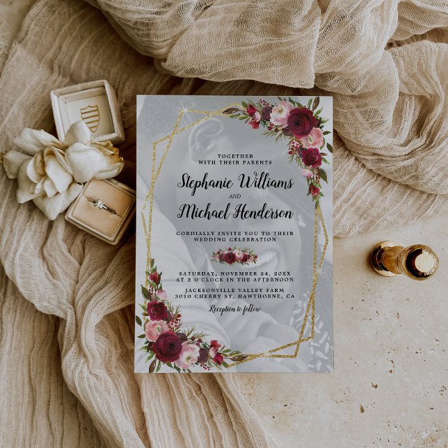 Gold Geometric Burgundy Floral Photo Wedding Einladung (Von Creator hochgeladen)