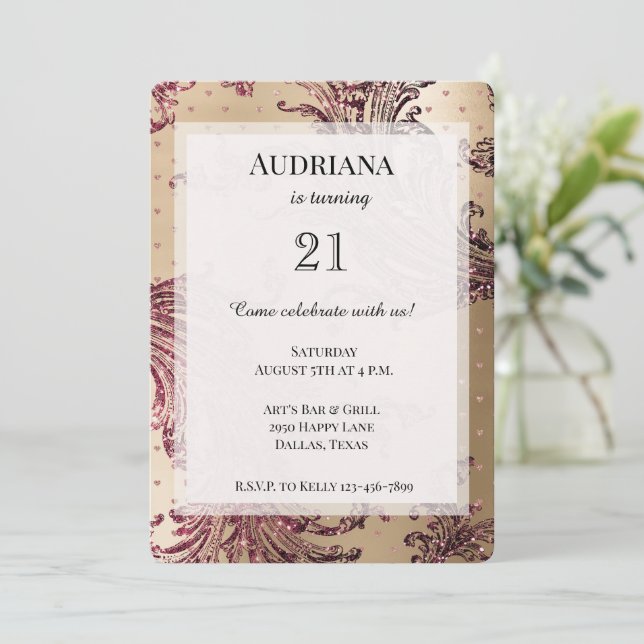 Gold Glam Burgundy Hearts Birthday Einladung (Stehend Vorderseite)