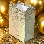 Gold Glitter Metal Monogram Glam Name Mittlere Geschenktüte<br><div class="desc">Gold Imitate Foil Metallic Sparkle Glitzer gebürstetes Metall Monogram Name Geschenktasche. Das macht den perfekten 16 Geburtstag,  Hochzeit,  Brautparty,  Jubiläum,  Babydusche oder Junggeselinnen-Abschied Geschenktasche für jemanden,  der Lieben glamourösen Luxus und schicke Stile.</div>