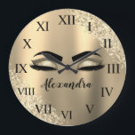 Gold Glitter Sparkle Eyelashes Monogram Name Große Wanduhr<br><div class="desc">Gold Imitate Foil Metallic Sparkle Glitzer Brushed Metal Monogram Name and Initial Eyelashes (Lashes)),  Eyelash Extensions und Eyes kleine dekorative Uhr. Das Design macht den perfekten 16 Geburtstag,  Hochzeit,  Brautparty,  Jubiläum,  Babydusche oder Junggeselinnen-Abschied Geschenk für jemanden,  der einen trendigen coolen Stil sucht.</div>