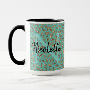 Gold Glittery Feathers Monogram auf Türkis Tasse