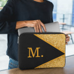Gold Glitzer Black Monogram Laptopschutzhülle<br><div class="desc">Fügen Sie Ihren technischen Accessoires eine Touch von Luxus und Eleganz hinzu, mit unserem Gold Glitzer Black Monogram Laptop Sleeve. Dieser Ärmel ist für Stil und Schutz konzipiert und behalte Ihren Laptop-Safe, während Sie eine kühne Aussage machen. Ein schwarzer Hintergrund mit einem glänzenden, goldenen Glitzer-Monogramm verleiht ihm ein personalisiertes und...</div>
