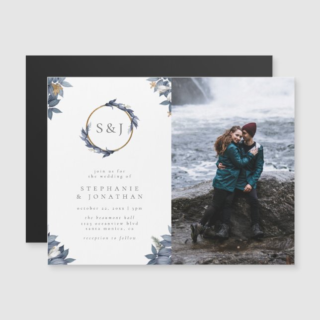 Gold Glitzer & Blue Wreath Monogram Wedding Foto Magneteinladung (Vorne/Hinten)