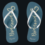 Gold Glitzer Bridesmaid, Hearts Navy Blue Flip Flops<br><div class="desc">Niedliche goldglänzende Brautjungfrau und Herz auf marineblau Hintergrund mit Ihrem Namen. Wählen Sie den Kostümknopf,  um Stil,  Farbe und Größe der Schriftart zu ändern. Jedes Mädchen würde Liebe haben,  dieses elegante und stilvolle Design zu haben.</div>